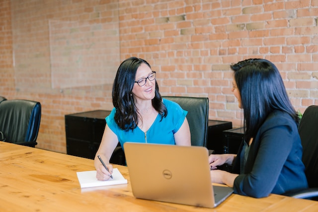 Un coach en entreprise aidant un dirigeant à améliorer son leadership